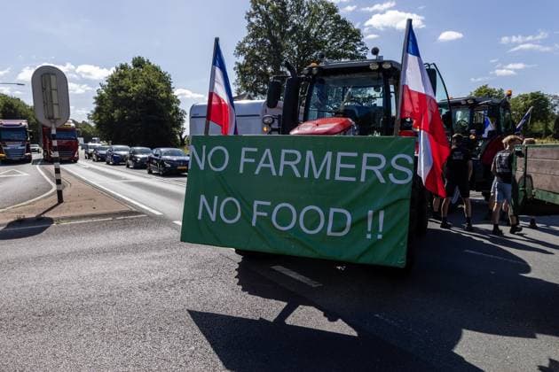 WIERDEN - Farmers are blocking the N35 between Wierden and Nijverdal during a protest against the cabinet s nitrogen measures. VINCENT JANNINK ANP netherlands out - belgium out  Copyright: xx x565260382x originalFilename: 565260382.jpg