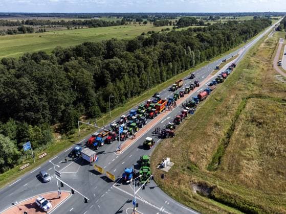 NIJVERDAL - Farmers are blocking the N35 between Wierden and Nijverdal during a protest against the cabinet s nitrogen measures. In the background is the Natura200 area Het Wierdense veld. VINCENT JANNINK ANP netherlands out - belgium out  Copyright: xx x565260466x originalFilename: 565260466.jpg