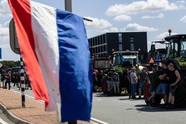 NIJVERDAL - Farmers are blocking the N35 between Wierden and Nijverdal during a protest against the cabinet s nitrogen measures. VINCENT JANNINK ANP netherlands out - belgium out  Copyright: xx x565260777x originalFilename: 565260777.jpg