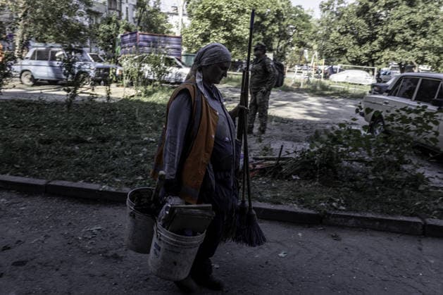 Deadly missile attack in Zaporizhia ZAPORIZHZHIA, UKRAINE - AUGUST 11: A woman walks carrying cleaning equipment after the latest Russian attack, which killed six people and injured around 20 others in a civilian area in the southwestern part of the city at around 2 a.m. in Zaporizhzhia, Ukraine, on August 11, 2026. Niccolo Celesti Anadolu Zaporizhzhia Ukraine. Editorial use only. Please get in touch for any other usage.  Copyright: x2026xAnadoluxNiccoloxCelestix