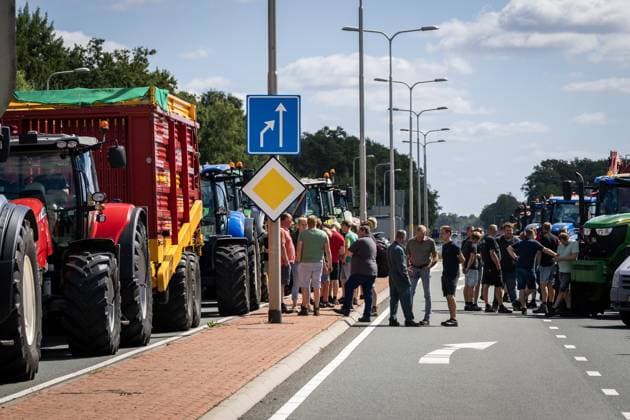 NIJVERDAL - Farmers are blocking the N35 between Wierden and Nijverdal during a protest against the cabinet s nitrogen measures. VINCENT JANNINK ANP netherlands out - belgium out  Copyright: xx x565260908x originalFilename: 565260908.jpg