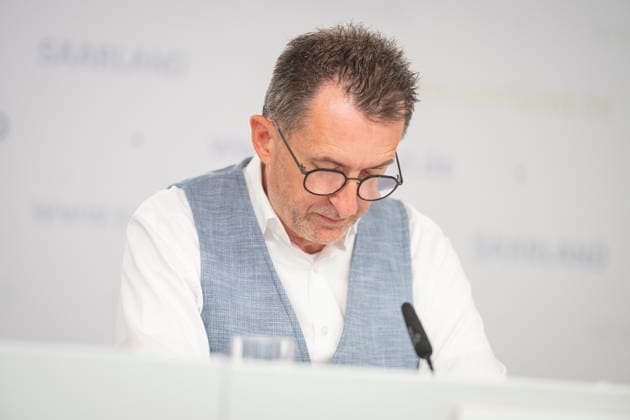 Der Saarländische Innenminister Reinhold Jost (SPD) spricht vor der Landespressekonferenz in Saarbrücken über Neuerungen im Polizeigesetz. Demnach will das Land Handyblitzer legalisieren und den Kampf gegen Drohnen authorisieren. *** Saarland Interior Minister Reinhold Jost (SPD) speaks at the state press conference in Saarbrücken about changes to the police law. According to the plan, the state intends to legalize cell phone speed cameras and authorize measures to combat drones. bub