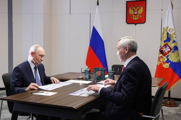 RUSSIA, NOVOSIBIRSK - AUGUST 11, 2026: Russia s President Vladimir Putin (L) and Novosibirsk Region Governor Andrei Travnikov hold a meeting. Gavriil Grigorov Russian Presidential Press and Information Office TASS  96027704