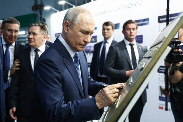 RUSSIA, NOVOSIBIRSK - AUGUST 11, 2026: Russia s President Vladimir Putin (C) leaves his autograph on a sign at Shared Research Facility of the Siberian Ring Source of Photons (SKIF) Novosibirsk Russia  - ZUMAt113 20260811_zaa_t113_273 Copyright: xSergeixFadeichevx