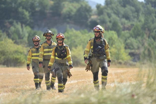 The wildfire in Las Penas de Riglos, Huesca, continues to spread, with 3,500 hectares burned and more than 500 people evacuated. Firefighters are working to extinguish the wildfire in Las Penas de Riglos, as of August 11, 2026, in Las Penas de Riglos, Hoya de Huesca, Huesca, Aragon, Spain. The wildfire that began on Monday, August 10, in the municipality of Las Penas de Riglos, Huesca, continues to spread on Tuesday, with some 3,500 hectares burned and a total of 156 people evacuated. This morning, the evacuation of Bailo, Alastuey, and Larués was ordered. AUGUST 11, 2026. Veró, Huesca, Aragon, Huesca, Aragon, Spain  Copyright: xVeronicaxLacasax 7709875