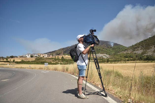 The wildfire in Las Penas de Riglos, Huesca, continues to spread, with 3,500 hectares burned and more than 500 people evacuated. View of the wildfire in Las Penas de Riglos on August 11, 2026, in Las Penas de Riglos, Hoya de Huesca, Huesca, Aragon, Spain. The wildfire that began on Monday, August 10, in the municipality of Las Penas de Riglos, Huesca, continues to spread on Tuesday, with some 3,500 hectares burned and a total of 156 people evacuated. This morning, the evacuation of Bailo, Alastuey, and Larués was ordered. AUGUST 11, 2026. Veró, Huesca, Aragon, Huesca, Aragon, Spain  Copyright: xVeronicaxLacasax 7709889