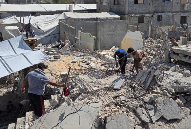 Palestinians Clear Rubble to Return to Destroyed Homes in Khan Younis Palestinians clear rubble from their destroyed homes in Khan Younis refugee camp in the southern Gaza Strip, on August 11, 2026, as they prepare to move their tents to the area amid continued rubble accumulation and delays in debris removal and reconstruction. Families say overcrowding and the spread of insects and rodents in displacement areas have prompted them to try to return to the sites of their destroyed homes. Photo by Tariq Mohammad APA Images Khan Yunis Gaza Strip Palestinian Territory 110826_Khan_Yunis_TM_01(2) Copyright: xapaimagesxTariqxMohammad xapaimagesx
