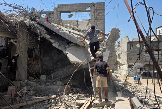Palestinians Clear Rubble to Return to Destroyed Homes in Khan Younis Palestinians clear rubble from their destroyed homes in Khan Younis refugee camp in the southern Gaza Strip, on August 11, 2026, as they prepare to move their tents to the area amid continued rubble accumulation and delays in debris removal and reconstruction. Families say overcrowding and the spread of insects and rodents in displacement areas have prompted them to try to return to the sites of their destroyed homes. Photo by Tariq Mohammad APA Images Khan Yunis Gaza Strip Palestinian Territory 110826_Khan_Yunis_TM_01(24) Copyright: xapaimagesxTariqxMohammad xapaimagesx