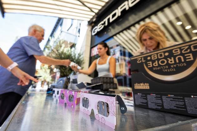 ALMELO - Selling eclipse glasses in Almelo. The sun will soon be almost completely eclipsed, and something like this does not happen often in the Netherlands. VINCENT JANNINK ANP netherlands out - belgium out  Copyright: xx x565269282x originalFilename: 565269282.jpg