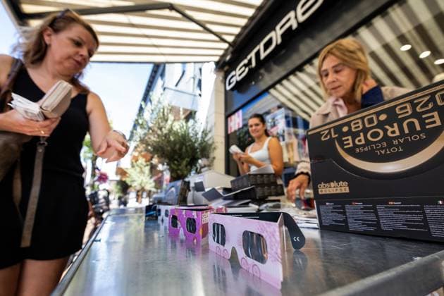 ALMELO - Selling eclipse glasses in Almelo. The sun will soon be almost completely eclipsed, and something like this does not happen often in the Netherlands. VINCENT JANNINK ANP netherlands out - belgium out  Copyright: xx x565269283x originalFilename: 565269283.jpg
