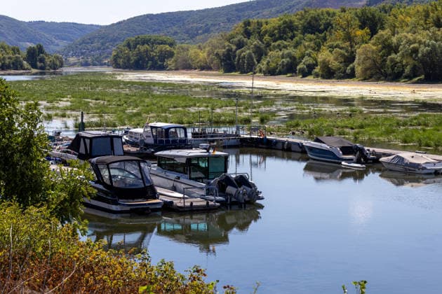 August 2026, Extremes Niedrigwasser am Mittelrhein***Sportboote bei Kaub *** August 2026, Extremely Low Water Levels on the Middle Rhine***Recreational Boats Near Kaub Copyright: xUdoxHerrmannx