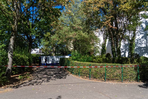 Mann in Frankfurt tödlich verletzt Polizei fahndet nach Tatverdächtigem Am Mittag des 11. August 2026 wurde in Frankfurt am Main eine schwer verletzte Person aufgefunden. Diese verstarb noch am Tatort. Die Polizei fahndet nach dem Täter, auch ein Hubschrauber ist im Einsatz. Der Täter ist flüchtig und möglicherweise bewaffnet. Frankfurt am Main Nied Hessen Deutschland *** Man Fatally Injured in Frankfurt; Police Search for Suspect At noon on August 11, 2026, a seriously injured person was found in Frankfurt am Main. The victim died at the scene. Police are searching for the perpetrator, and a helicopter is also on the scene. The suspect is on the run and may be armed. Frankfurt am Main, Lower Hesse, Germany
