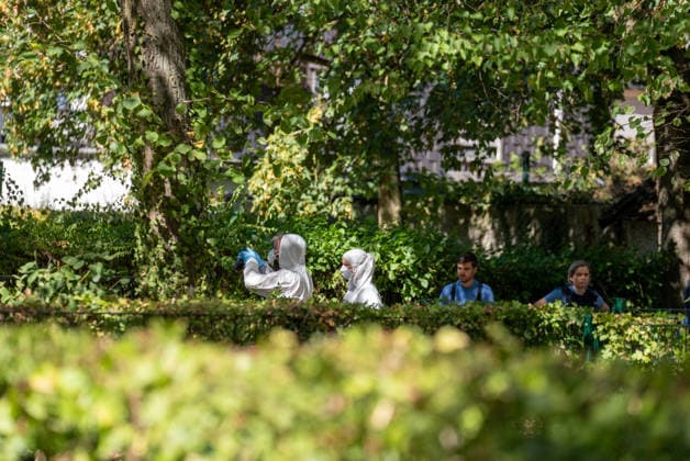 Mann in Frankfurt tödlich verletzt Polizei fahndet nach Tatverdächtigem Am Mittag des 11. August 2026 wurde in Frankfurt am Main eine schwer verletzte Person aufgefunden. Diese verstarb noch am Tatort. Die Polizei fahndet nach dem Täter, auch ein Hubschrauber ist im Einsatz. Der Täter ist flüchtig und möglicherweise bewaffnet. Frankfurt am Main Nied Hessen Deutschland *** Man Fatally Injured in Frankfurt; Police Search for Suspect At noon on August 11, 2026, a seriously injured person was found in Frankfurt am Main. The victim died at the scene. Police are searching for the perpetrator, and a helicopter is also on the scene. The suspect is on the run and may be armed. Frankfurt am Main, Lower Hesse, Germany