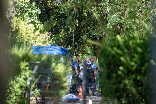 Mann in Frankfurt tödlich verletzt Polizei fahndet nach Tatverdächtigem Am Mittag des 11. August 2026 wurde in Frankfurt am Main eine schwer verletzte Person aufgefunden. Diese verstarb noch am Tatort. Die Polizei fahndet nach dem Täter, auch ein Hubschrauber ist im Einsatz. Der Täter ist flüchtig und möglicherweise bewaffnet. Frankfurt am Main Nied Hessen Deutschland *** Man Fatally Injured in Frankfurt; Police Search for Suspect At noon on August 11, 2026, a seriously injured person was found in Frankfurt am Main. The victim died at the scene. Police are searching for the perpetrator, and a helicopter is also on the scene. The suspect is on the run and may be armed. Frankfurt am Main, Lower Hesse, Germany