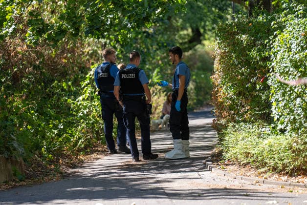 Mann in Frankfurt tödlich verletzt Polizei fahndet nach Tatverdächtigem Am Mittag des 11. August 2026 wurde in Frankfurt am Main eine schwer verletzte Person aufgefunden. Diese verstarb noch am Tatort. Die Polizei fahndet nach dem Täter, auch ein Hubschrauber ist im Einsatz. Der Täter ist flüchtig und möglicherweise bewaffnet. Frankfurt am Main Nied Hessen Deutschland *** Man Fatally Injured in Frankfurt; Police Search for Suspect At noon on August 11, 2026, a seriously injured person was found in Frankfurt am Main. The victim died at the scene. Police are searching for the perpetrator, and a helicopter is also on the scene. The suspect is on the run and may be armed. Frankfurt am Main, Lower Hesse, Germany