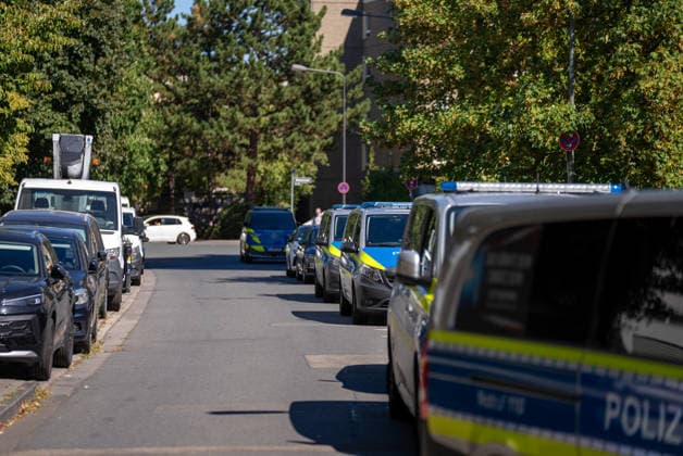 Mann in Frankfurt tödlich verletzt Polizei fahndet nach Tatverdächtigem Am Mittag des 11. August 2026 wurde in Frankfurt am Main eine schwer verletzte Person aufgefunden. Diese verstarb noch am Tatort. Die Polizei fahndet nach dem Täter, auch ein Hubschrauber ist im Einsatz. Der Täter ist flüchtig und möglicherweise bewaffnet. Frankfurt am Main Nied Hessen Deutschland *** Man Fatally Injured in Frankfurt; Police Search for Suspect At noon on August 11, 2026, a seriously injured person was found in Frankfurt am Main. The victim died at the scene. Police are searching for the perpetrator, and a helicopter is also on the scene. The suspect is on the run and may be armed. Frankfurt am Main, Lower Hesse, Germany