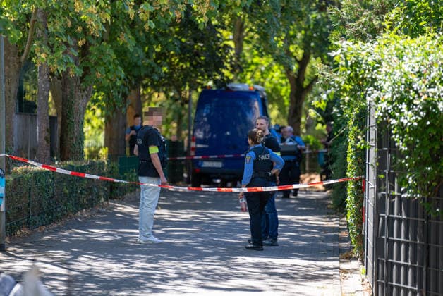 Mann in Frankfurt tödlich verletzt Polizei fahndet nach Tatverdächtigem Am Mittag des 11. August 2026 wurde in Frankfurt am Main eine schwer verletzte Person aufgefunden. Diese verstarb noch am Tatort. Die Polizei fahndet nach dem Täter, auch ein Hubschrauber ist im Einsatz. Der Täter ist flüchtig und möglicherweise bewaffnet. Frankfurt am Main Nied Hessen Deutschland *** Man Fatally Injured in Frankfurt; Police Search for Suspect At noon on August 11, 2026, a seriously injured person was found in Frankfurt am Main. The victim died at the scene. Police are searching for the perpetrator, and a helicopter is also on the scene. The suspect is on the run and may be armed. Frankfurt am Main, Lower Hesse, Germany