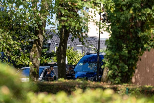 Mann in Frankfurt tödlich verletzt Polizei fahndet nach Tatverdächtigem Am Mittag des 11. August 2026 wurde in Frankfurt am Main eine schwer verletzte Person aufgefunden. Diese verstarb noch am Tatort. Die Polizei fahndet nach dem Täter, auch ein Hubschrauber ist im Einsatz. Der Täter ist flüchtig und möglicherweise bewaffnet. Frankfurt am Main Nied Hessen Deutschland *** Man Fatally Injured in Frankfurt; Police Search for Suspect At noon on August 11, 2026, a seriously injured person was found in Frankfurt am Main. The victim died at the scene. Police are searching for the perpetrator, and a helicopter is also on the scene. The suspect is on the run and may be armed. Frankfurt am Main, Lower Hesse, Germany
