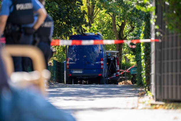 Mann in Frankfurt tödlich verletzt Polizei fahndet nach Tatverdächtigem Am Mittag des 11. August 2026 wurde in Frankfurt am Main eine schwer verletzte Person aufgefunden. Diese verstarb noch am Tatort. Die Polizei fahndet nach dem Täter, auch ein Hubschrauber ist im Einsatz. Der Täter ist flüchtig und möglicherweise bewaffnet. Frankfurt am Main Nied Hessen Deutschland *** Man Fatally Injured in Frankfurt; Police Search for Suspect At noon on August 11, 2026, a seriously injured person was found in Frankfurt am Main. The victim died at the scene. Police are searching for the perpetrator, and a helicopter is also on the scene. The suspect is on the run and may be armed. Frankfurt am Main, Lower Hesse, Germany