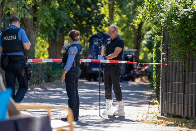 Mann in Frankfurt tödlich verletzt Polizei fahndet nach Tatverdächtigem Am Mittag des 11. August 2026 wurde in Frankfurt am Main eine schwer verletzte Person aufgefunden. Diese verstarb noch am Tatort. Die Polizei fahndet nach dem Täter, auch ein Hubschrauber ist im Einsatz. Der Täter ist flüchtig und möglicherweise bewaffnet. Frankfurt am Main Nied Hessen Deutschland *** Man Fatally Injured in Frankfurt; Police Search for Suspect At noon on August 11, 2026, a seriously injured person was found in Frankfurt am Main. The victim died at the scene. Police are searching for the perpetrator, and a helicopter is also on the scene. The suspect is on the run and may be armed. Frankfurt am Main, Lower Hesse, Germany