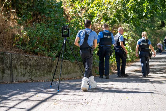 Mann in Frankfurt tödlich verletzt Polizei fahndet nach Tatverdächtigem Am Mittag des 11. August 2026 wurde in Frankfurt am Main eine schwer verletzte Person aufgefunden. Diese verstarb noch am Tatort. Die Polizei fahndet nach dem Täter, auch ein Hubschrauber ist im Einsatz. Der Täter ist flüchtig und möglicherweise bewaffnet. Frankfurt am Main Nied Hessen Deutschland *** Man Fatally Injured in Frankfurt; Police Search for Suspect At noon on August 11, 2026, a seriously injured person was found in Frankfurt am Main. The victim died at the scene. Police are searching for the perpetrator, and a helicopter is also on the scene. The suspect is on the run and may be armed. Frankfurt am Main, Lower Hesse, Germany
