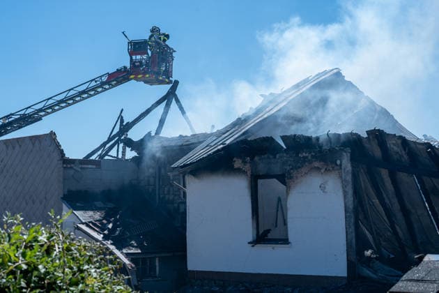 Ehemalige Gaststätte, Lagerhalle und Garage stehen in Vollbrand Am 11.08.2026 brannten in Greifenstein-Arborn das Gebäude einer ehemaligen Gaststätte, eine Lagerhalle und eine benachbarte Garage. Die Einsatzkräfte waren zunächst zu einer brennenden Gartenhütte alarmiert worden, das Einsatzstichwort wurde noch auf der Anfahrt auf einen Wohnhausbrand erhöht. Beim Eintreffen der Feuerwehr standen die Gebäude teils bereits in Vollbrand, verletzt wurde niemand. Die L3046 K91 war im betroffenen Bereich aufgrund des Einsatzes gesperrt. Rund 140 Einsatzkräfte waren im Einsatz, unterstützt von den Drehleitern aus Herborn und Weilburg sowie weiteren Kräften umliegender Feuerwehren, dem THW und der Polizei. Greifenborn Arborn Hessen Deutsch