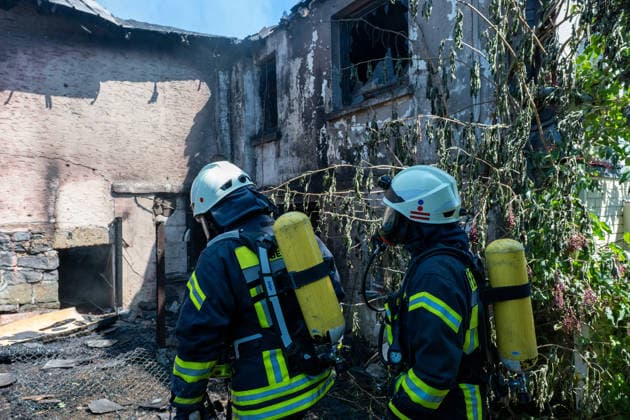 Ehemalige Gaststätte, Lagerhalle und Garage stehen in Vollbrand Am 11.08.2026 brannten in Greifenstein-Arborn das Gebäude einer ehemaligen Gaststätte, eine Lagerhalle und eine benachbarte Garage. Die Einsatzkräfte waren zunächst zu einer brennenden Gartenhütte alarmiert worden, das Einsatzstichwort wurde noch auf der Anfahrt auf einen Wohnhausbrand erhöht. Beim Eintreffen der Feuerwehr standen die Gebäude teils bereits in Vollbrand, verletzt wurde niemand. Die L3046 K91 war im betroffenen Bereich aufgrund des Einsatzes gesperrt. Rund 140 Einsatzkräfte waren im Einsatz, unterstützt von den Drehleitern aus Herborn und Weilburg sowie weiteren Kräften umliegender Feuerwehren, dem THW und der Polizei. Greifenborn Arborn Hessen Deutsch