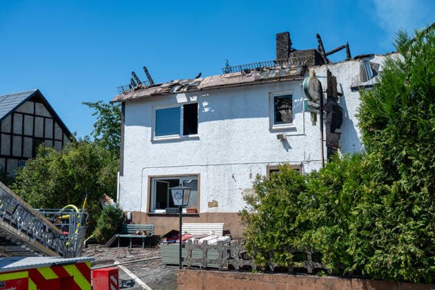 Ehemalige Gaststätte, Lagerhalle und Garage stehen in Vollbrand Am 11.08.2026 brannten in Greifenstein-Arborn das Gebäude einer ehemaligen Gaststätte, eine Lagerhalle und eine benachbarte Garage. Die Einsatzkräfte waren zunächst zu einer brennenden Gartenhütte alarmiert worden, das Einsatzstichwort wurde noch auf der Anfahrt auf einen Wohnhausbrand erhöht. Beim Eintreffen der Feuerwehr standen die Gebäude teils bereits in Vollbrand, verletzt wurde niemand. Die L3046 K91 war im betroffenen Bereich aufgrund des Einsatzes gesperrt. Rund 140 Einsatzkräfte waren im Einsatz, unterstützt von den Drehleitern aus Herborn und Weilburg sowie weiteren Kräften umliegender Feuerwehren, dem THW und der Polizei. Greifenborn Arborn Hessen Deutsch