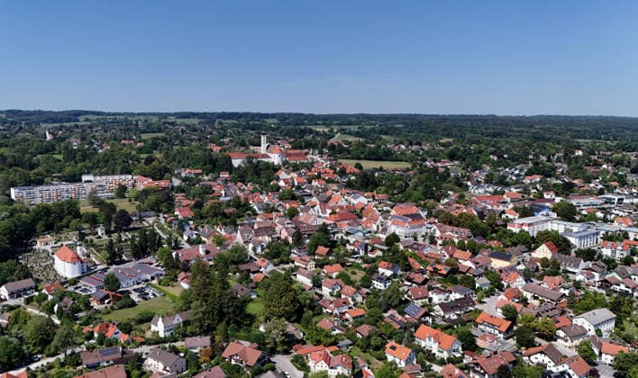 Ein Sommertag bei Dießen am Ammersee (Landkreis Landsberg am Lech). Hier der Blick auf Stadt, Ortschaft von oben, Stadtblick, Ortsblick, Skyline, Häuserblick, in der Bildmitte das Kloster, Münster Mariä Himmelfahrt *** A summer day in Dießen on Lake Ammersee, Landsberg am Lech District. Here is a view of the town from above: a cityscape, townscape, skyline, and view of the houses; in the center of the image is the monastery, the Cathedral of the Assumption of Mary.