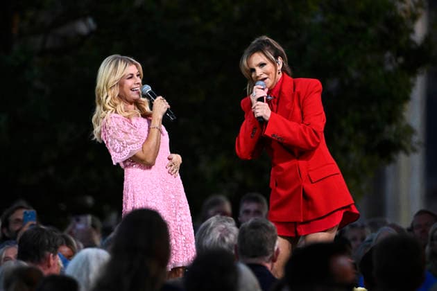 STOCKHOLM, SVERIGE 20260811 Programledare Pernilla Wahlgren och Lena Philipsson under säsongens sista Allsang pa Skansen pa tisdagskvällen. STOCKHOLM SVERIGE x10080x *** STOCKHOLM, SWEDEN 20260811 Hosts Pernilla Wahlgren and Lena Philipsson during the season s final episode of *Allsang pa Skansen* on Tuesday evening STOCKHOLM SWEDEN x10080x  Copyright: xFredrikxSandberg TTx ALLSANG PA SKANSEN 2026 U6-Qqskt9IM