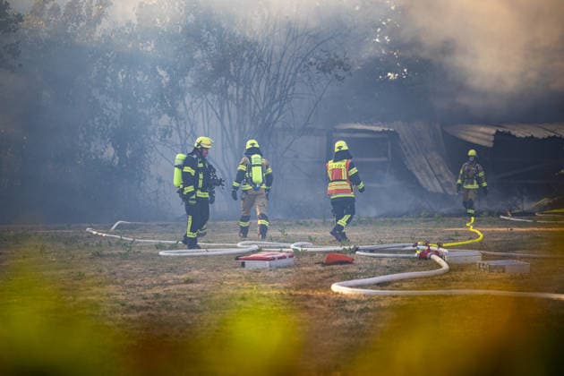 Starke Rauchsäule weithin sichtbar Komplexer Löscheinsatz erfordert zahlreiche Kräfte Am 11.08.2026 brannte in Dietzenbach gegen 19 Uhr ein landwirtschaftlicher Unterstand sowie Unrat und Müll, teilweise in voller Ausdehnung, wodurch eine starke, weithin sichtbare Rauchsäule aufstieg. Die Löscharbeiten gestalteten sich zunächst schwierig, da der Einsatz komplex war und zahlreiche Kräfte benötigt wurden, sodass die Feuerwehr Dietzenbach von der Feuerwehr Rödermark unterstützt wurde. Durch die starke Rauchentwicklung gingen auch in Messel und Dreieich Notrufe ein, die Feuerwehren rückten zur Kontrolle ihres Bereichs aus, stellten jedoch nichts fest. Rund 60 Einsatzkräfte mit zahlreichen Atemschutztrupps waren im Löscheinsatz
