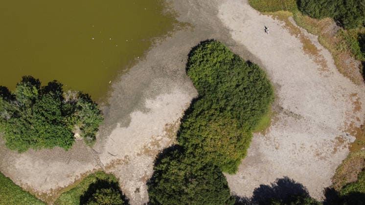 Prolonged heatwave and drought dry up historic Stew Pond at Epsom Common in Surrey EPSOM, UNITED KINGDOM - AUGUST 11: A veiw of the cracked, parched earth of Stew Pond exposed following an extended period of high temperatures and severe drought conditions at Epsom Common in Surrey, England, on August 11, 2026. The historic pond, a local nature reserve and habitat for diverse wildlife, has seen its water levels drop dramatically as persistent dry weather continues across southern Britain. Rasid Necati Aslim Anadolu Epsom United Kingdom. Editorial use only. Please get in touch for any other usage.  Copyright: x2026xAnadoluxRasidxNecatixAslimx