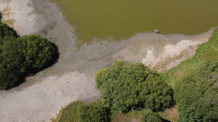 Prolonged heatwave and drought dry up historic Stew Pond at Epsom Common in Surrey EPSOM, UNITED KINGDOM - AUGUST 11: A veiw of the cracked, parched earth of Stew Pond exposed following an extended period of high temperatures and severe drought conditions at Epsom Common in Surrey, England, on August 11, 2026. The historic pond, a local nature reserve and habitat for diverse wildlife, has seen its water levels drop dramatically as persistent dry weather continues across southern Britain. Rasid Necati Aslim Anadolu Epsom United Kingdom. Editorial use only. Please get in touch for any other usage.  Copyright: x2026xAnadoluxRasidxNecatixAslimx