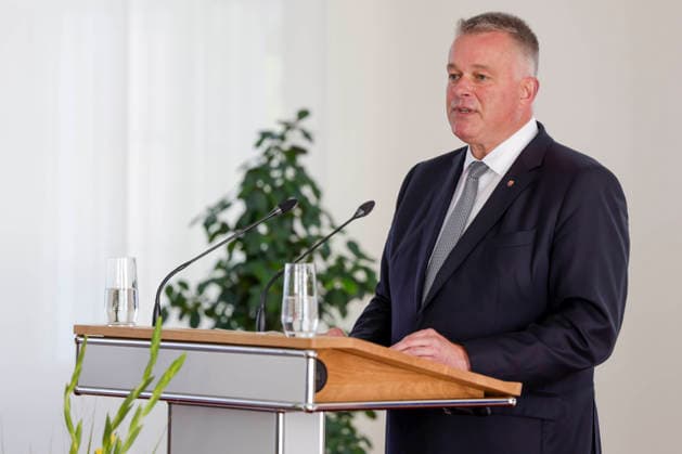 Ministerpräsident Gordon Schnieder am Rednerpult anlässlich einer Feierstunde zur Verleihung von berufsbezogener Titel in der Staatskanzlei Rheinland-Pfalz 11.08.26 *** Prime Minister Gordon Schnieder at the lectern during a ceremony to confer professional titles at the State Chancellery of Rhineland-Palatinate, August 26, 2011