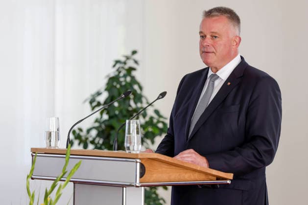 Ministerpräsident Gordon Schnieder am Rednerpult anlässlich einer Feierstunde zur Verleihung von berufsbezogener Titel in der Staatskanzlei Rheinland-Pfalz 11.08.26 *** Prime Minister Gordon Schnieder at the lectern during a ceremony to confer professional titles at the State Chancellery of Rhineland-Palatinate, August 26, 2011