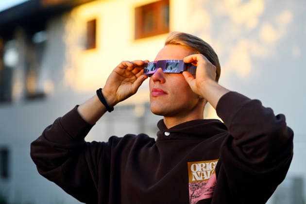 Junger Mann mit Schutzbrille für die Sonnenfinsternis in Hamburg, Deutschland Hamburg Hamburg Deutschland ** NUR FÜR REDAKTIONELLE ZWECKE ** EDITORIAL USE ONLY ** *** Young man wearing protective glasses for the solar eclipse in Hamburg, Germany Hamburg Hamburg Germany ** FOR EDITORIAL PURPOSES ONLY ** EDITORIAL USE ONLY **