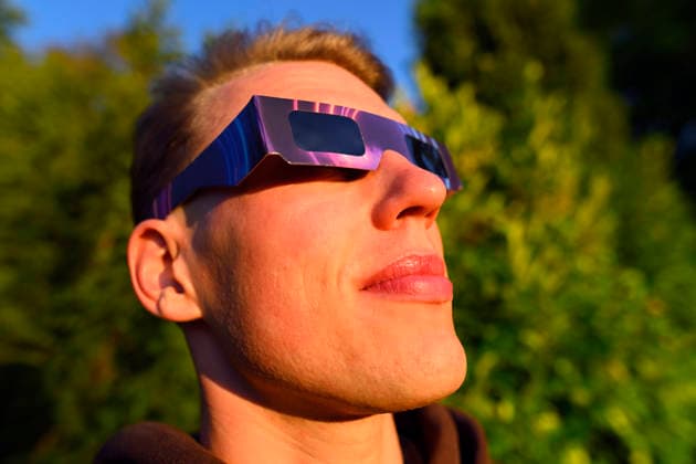 Junger Mann mit Schutzbrille für die Sonnenfinsternis in Hamburg, Deutschland Hamburg Hamburg Deutschland ** NUR FÜR REDAKTIONELLE ZWECKE ** EDITORIAL USE ONLY ** *** Young man wearing protective glasses for the solar eclipse in Hamburg, Germany Hamburg Hamburg Germany ** FOR EDITORIAL PURPOSES ONLY ** EDITORIAL USE ONLY **