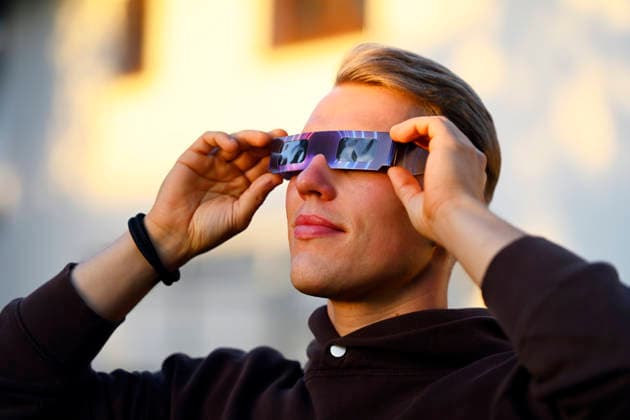 Junger Mann mit Schutzbrille für die Sonnenfinsternis in Hamburg, Deutschland Hamburg Hamburg Deutschland ** NUR FÜR REDAKTIONELLE ZWECKE ** EDITORIAL USE ONLY ** *** Young man wearing protective glasses for the solar eclipse in Hamburg, Germany Hamburg Hamburg Germany ** FOR EDITORIAL PURPOSES ONLY ** EDITORIAL USE ONLY **