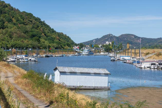 Niedrigwasser am Rhein: Yachthafen Oberwinter teilweise trockengefallen - 11.08.2026. Niedrigwasser am Rhein: Bei einem Pegelstand von -3 cm am Pegel Oberwinter und 70 cm am Pegel Bonn neue Tiefstwerte sind Teile des Yachthafens Oberwinter trockengefallen. Mehrere Boote liegen im Trockenen, eine Zufahrt in den Hafenbereich ist derzeit nicht mehr möglich. Am Rhein werden weiterhin neue Negativrekorde unterboten. Remagen Oberwinter Rheinland-Pfalz Deutschland *** Low Water Levels on the Rhine: Oberwinter Marina Partially Exposed 08 11 2026 Low Water Levels on the Rhine: With water levels at 3 cm at the Oberwinter gauge and 70 cm at the Bonn gauge—new record lows—parts of the Oberwinter marina have been exposed Several boats are stran Copyright: xMarcxJohnx