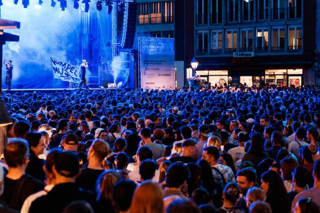 Deutschland Aachen: Programm zur Reit - WM, Weltmeisterschaft, FEI, WM Special in der Altstadt, Konzerte, Riesenrad, Markt, Katschhof, CHIO, Sonos Clip, Tausende Besucher, Fans, Menschenmasse *** Germany, Aachen: Program for the World Equestrian Championships, World Championships, FEI, World Championships Special in the Old Town, concerts, Ferris wheel, market, Katschhof, CHIO, Sonos Clip, thousands of visitors, fans, crowds Copyright: xThiemoxRudolphx