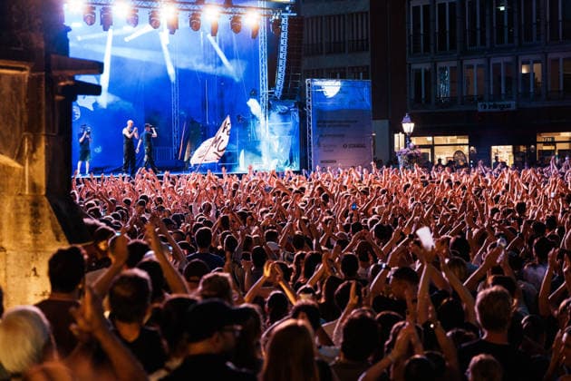 Deutschland Aachen: Programm zur Reit - WM, Weltmeisterschaft, FEI, WM Special in der Altstadt, Konzerte, Riesenrad, Markt, Katschhof, CHIO, Sonos Clip, Tausende Besucher, Fans, Menschenmasse *** Germany, Aachen: Program for the World Equestrian Championships, World Championships, FEI, World Championships Special in the Old Town, concerts, Ferris wheel, market, Katschhof, CHIO, Sonos Clip, thousands of visitors, fans, crowds Copyright: xThiemoxRudolphx