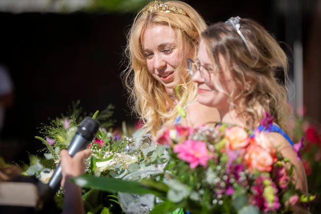 Wahl der neuen Sächsischen Weinkönigin. Die neuen Sächsischen Weinhoheiten für 2026 und 2027. Luise Puhlmann ist neue Sächsische Weinkönigin, zusammen mit den Weinprinzessinnen Josephine Sander und Jessica Löffner gelten sie als wichtige Botschafterinnen und Botschafter für Weinbau, Tourismus und Region. Sie vertreten Sachsen auf Weinfesten, Messen, touristischen Veranstaltungen und politischen Empfängen. Für die Winzerinnen und Winzer sind sie eine Unterstützung bei der Vermarktung, vermitteln Fachwissen und schaffen Aufmerksamkeit für die Leistungen der Betriebe. Gleichzeitig stärken sie den Tourismus, indem sie die Sächsische Weinstraße, kulturelle Angebote und die regionale Gastfreundschaft sichtbar machen vor Ort