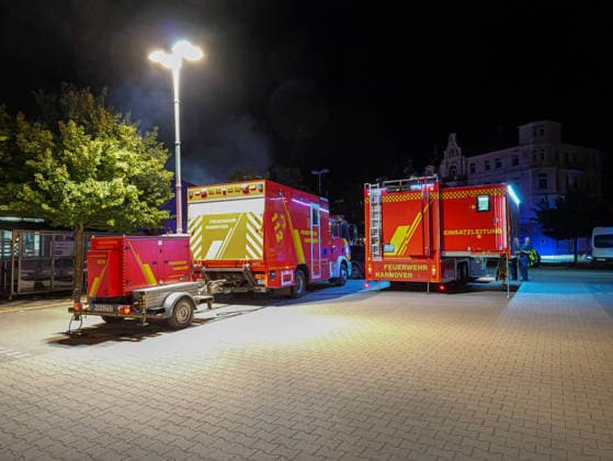 Lagerhallenbrand in Hannovers Südstadt Die Einsatzleitung der Berufsfeuerwehr koordiniert den gesamten Einsatz. *** Warehouse Fire in Hannover s Südstadt District; The Professional Fire Department s Incident Command is Coordinating the Entire Operation Copyright: xBerndxGüntherx