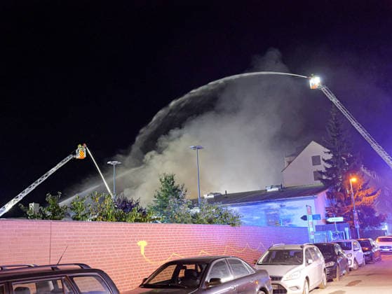 Lagerhallenbrand in Hannovers Südstadt Über zwei Drehleitern versucht die Feuerwehr den Viollbrand in der Lagerhalle einzudämmen. *** Warehouse Fire in Hannover s Südstadt District: Firefighters are using two turntable ladders to try to contain the intense fire in the warehouse Copyright: xBerndxGüntherx
