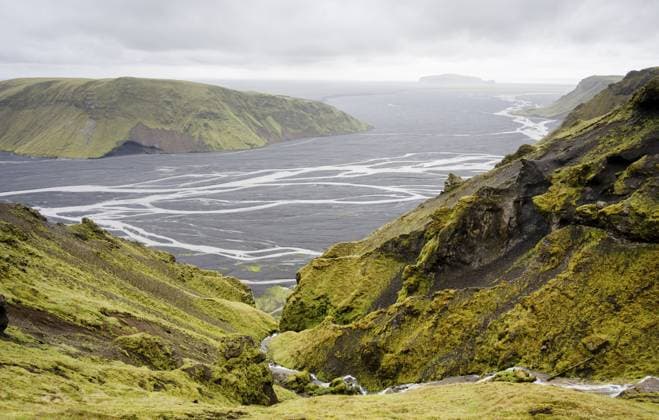 Creative Highlights World Gebirgsbach und geflochtene Gletscherschmelzwasserflüsse, Katla Geopark, Island Mountain stream and braided glacier melt water rivers, Katla geopark, Iceland Copyright: imageBROKER NordicImages iblzru18656871.jpg
