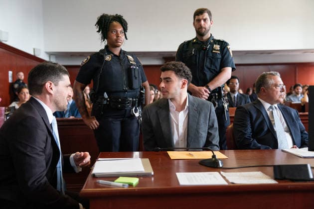 Luigi Mangione Appears In Manhattan Court - NYC NO FILM, NO VIDEO, NO TV, NO DOCUMENTARY Luigi Mangione talks to one of his lawyers in Manhattan Supreme Court Tuesday, Aug. 11, 2026, in Manhattan, New York. Mangione’s trial for the 2024 killing of UnitedHealthcare CEO Brian Thompson. Photo by Barry Williams New York Daily News Pool TNS ABACAPRESS.COM New York City New York United States  Copyright: xTNS ABACAx