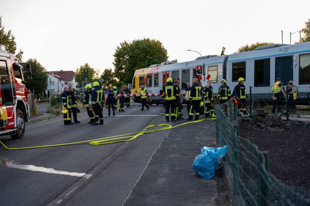 Unfall zwischen Bahn und PKW Am Abend des 11.08.2026 kam es in Reichelsheim zu einem Unfall zwischen einem PKW und einer Bahn der HLB. Hierbei prallte der Zug aus bislang ungeklärter Ursache gegen das Auto und schob dieses einige Meter auf den Gleisen entlang. Die Fahrerin wurde schwerstverletzt mit einem Rettungshubschrauber in ein Krankenhaus gebracht. Reichelsheim Hessen Deutschland *** Accident Involving a Train and a Car On the evening of August 11, 2026, an accident occurred in Reichelsheim involving a car and an HLB train. For reasons that remain unclear, the train collided with the car and pushed it several meters along the tracks. The driver was seriouslyand was taken to a hospital by rescue helicopter. Reichelsheim, Hesse, Germa