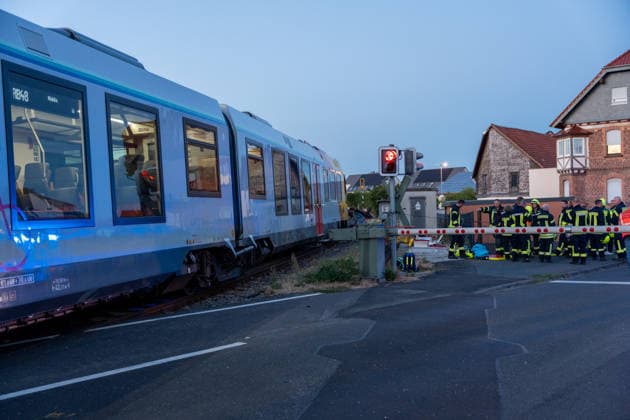 Unfall zwischen Bahn und PKW Am Abend des 11.08.2026 kam es in Reichelsheim zu einem Unfall zwischen einem PKW und einer Bahn der HLB. Hierbei prallte der Zug aus bislang ungeklärter Ursache gegen das Auto und schob dieses einige Meter auf den Gleisen entlang. Die Fahrerin wurde schwerstverletzt mit einem Rettungshubschrauber in ein Krankenhaus gebracht. Reichelsheim Hessen Deutschland *** Accident Involving a Train and a Car On the evening of August 11, 2026, an accident occurred in Reichelsheim involving a car and an HLB train. For reasons that remain unclear, the train collided with the car and pushed it several meters along the tracks. The driver was seriouslyand was taken to a hospital by rescue helicopter. Reichelsheim, Hesse, Germa