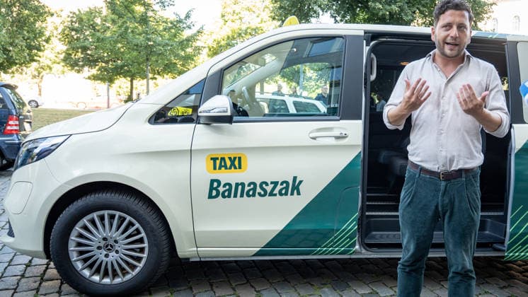 Felix Banaszak, Bundesvorsitzender BÜNDNIS 90 DIE GRÜNEN, startet zu seiner Sommertour 2026 unter dem Motto Taxi Banaszak;Taxi Banaszak Sommertour von Felix Banaszak startet in Berlin, Berlin Berlin Deutschland Parteizentrale *** Felix Banaszak, Federal Chair of BÜNDNIS 90 THE GREENS, kicks off his 2026 summer tour under the slogan Taxi Banaszak. Felix Banaszak’s Taxi Banaszak summer tour begins in Berlin, Berlin, Berlin, Germany, at the party headquarters.