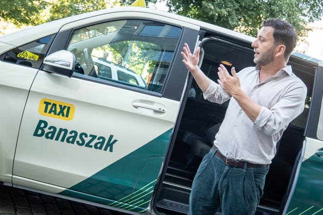 Felix Banaszak, Bundesvorsitzender BÜNDNIS 90 DIE GRÜNEN, startet zu seiner Sommertour 2026 unter dem Motto Taxi Banaszak;Taxi Banaszak Sommertour von Felix Banaszak startet in Berlin, Berlin Berlin Deutschland Parteizentrale *** Felix Banaszak, Federal Chair of BÜNDNIS 90 THE GREENS, kicks off his 2026 summer tour under the slogan Taxi Banaszak. Felix Banaszak’s Taxi Banaszak summer tour begins in Berlin, Berlin, Berlin, Germany, at the party headquarters.